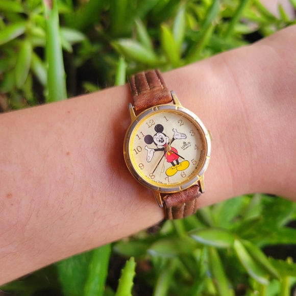 *RARE* Vintage Disney Lorus Mickey Mouse Genuine Leather Quartz Watch - Picture 2 of 12